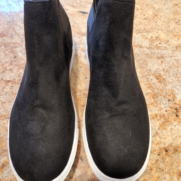 Womens size 39 European (7.5 US) brand new sneaker bootie. - Picture 2 of 3